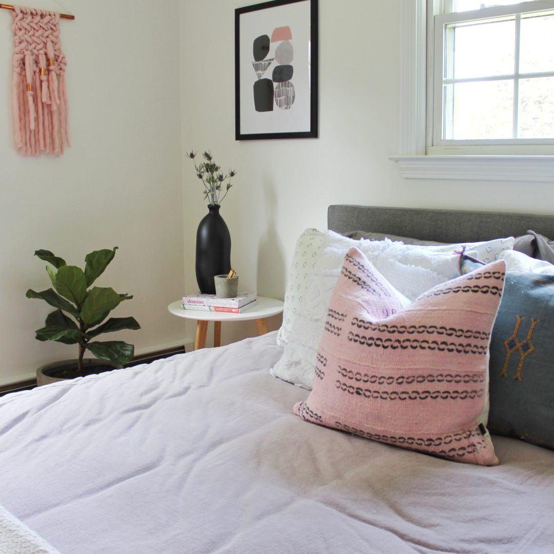 卧室配有薰衣草床罩和粉红色和蓝色扔枕头