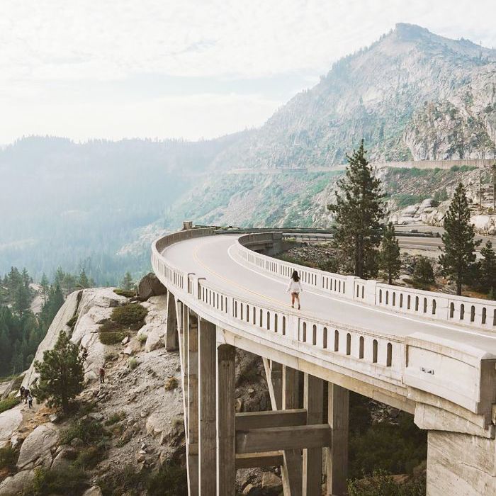 加利福尼亚塔霍湖一条蜿蜒的道路