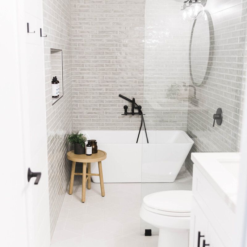 灰色和白色浴室