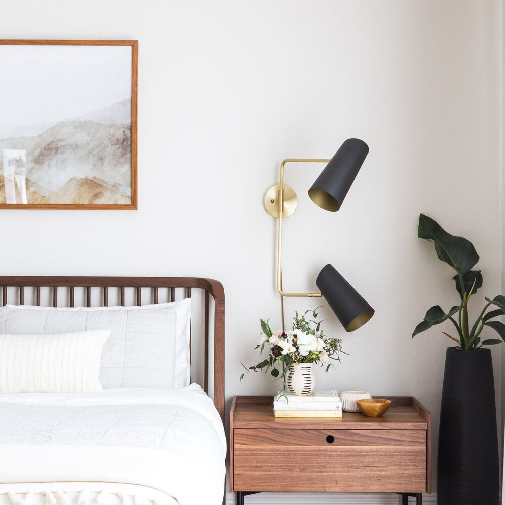 如何在晚上睡得更好-漂亮的床与艺术品床头柜和照明