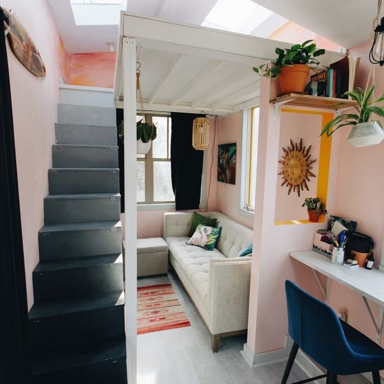 全镜头的微型住宅内部与光滑的楼梯。