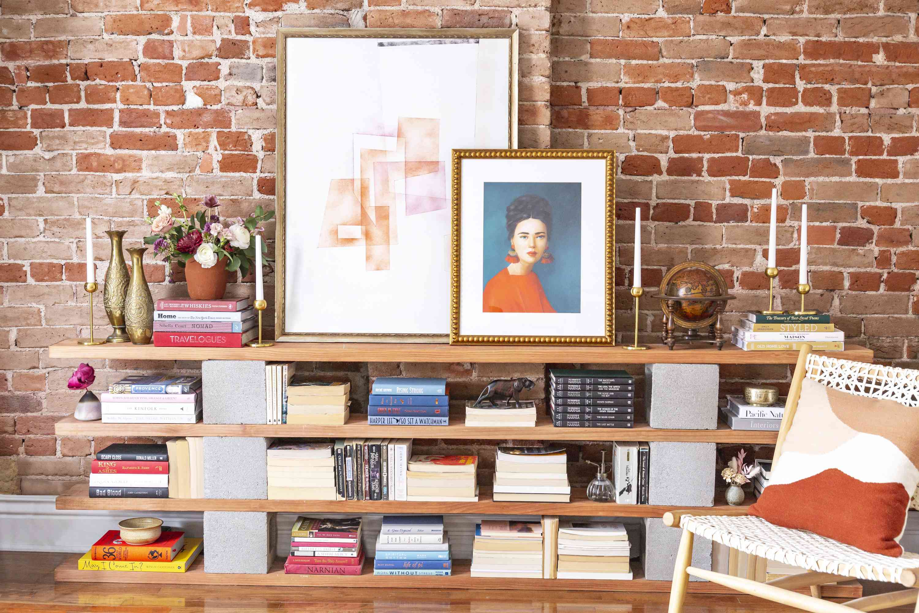 有许多书籍和艺术品的开放式书架。