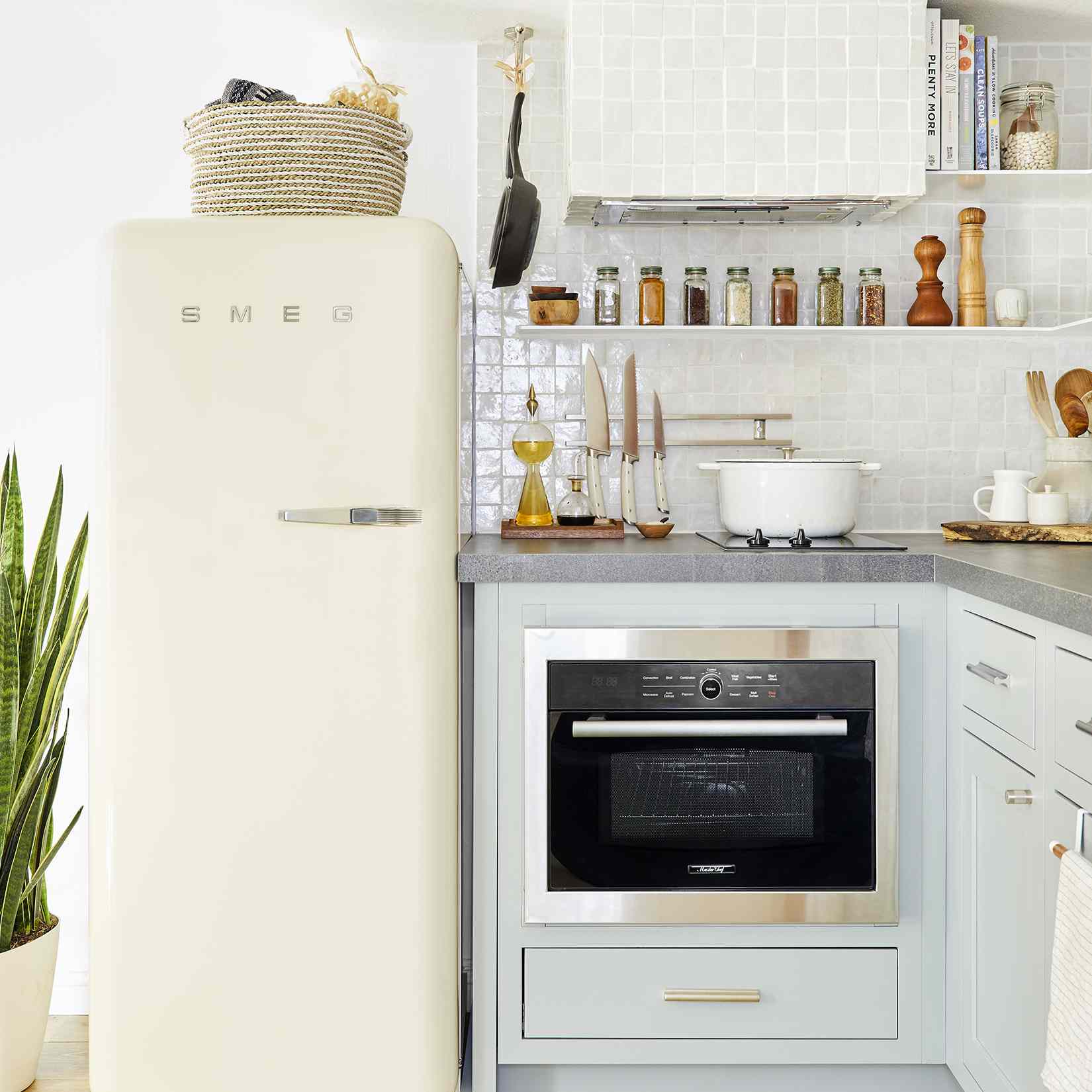 如何清洁燔锅 - 小厨房与淡蓝色的橱柜和冰箱SMEG