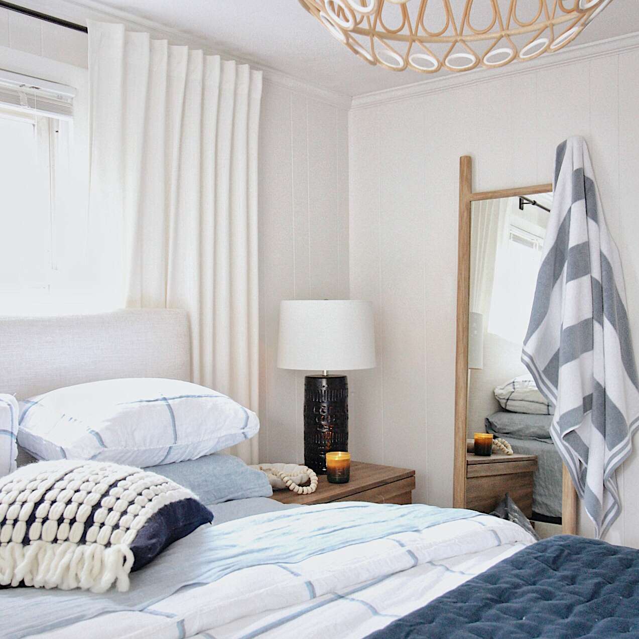 卧室配有蜡烛和蓝色寝具