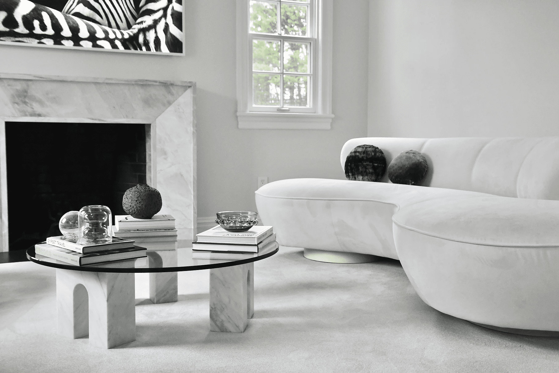 摆满了浅灰色现代家具的客厅