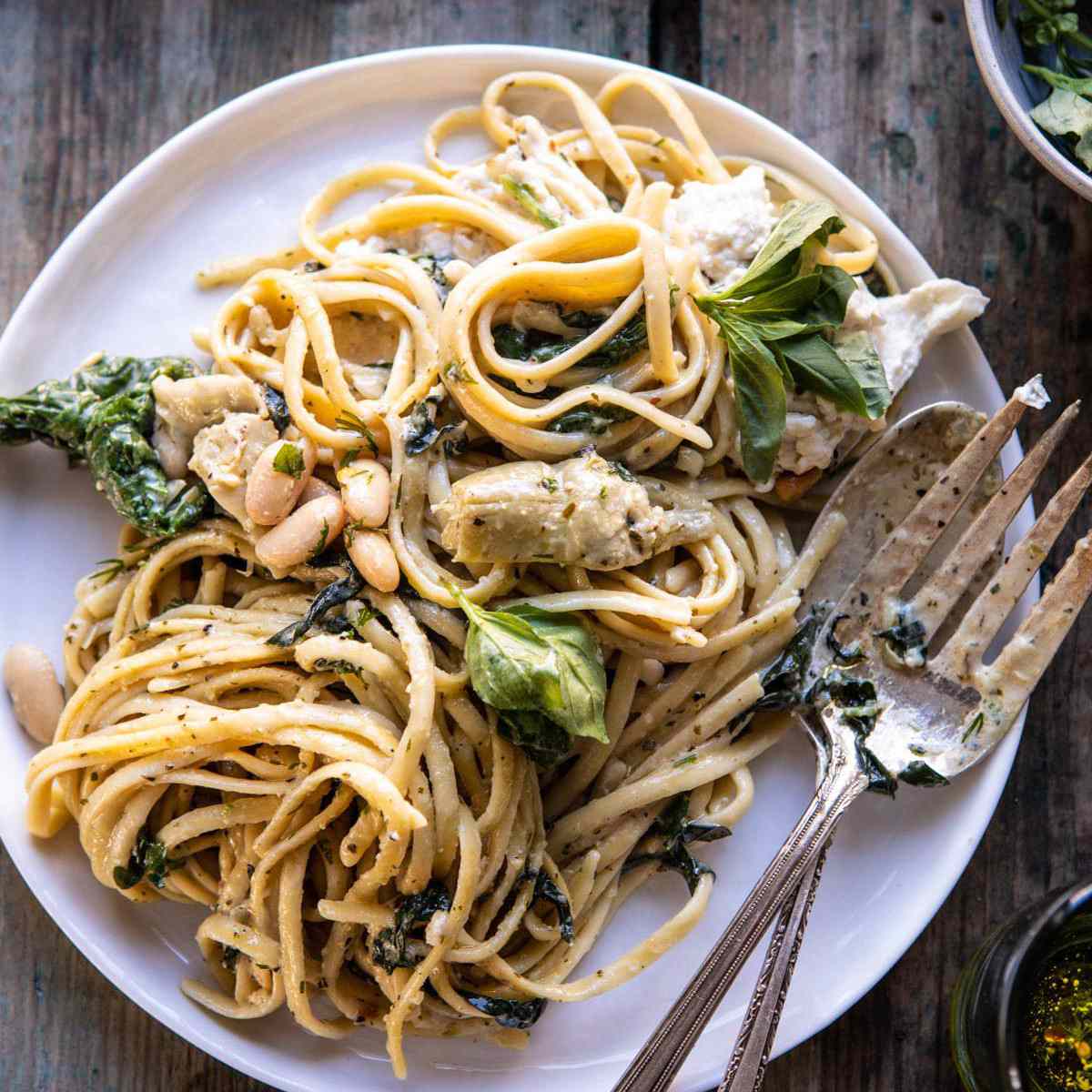 一锅奶油托斯卡纳香蒜酱和洋蓟意面