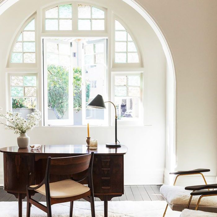 一个干净整洁的家庭办公室。