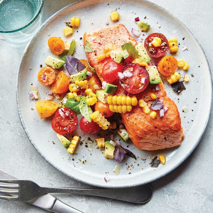烤三文鱼配番茄和玉米沙司