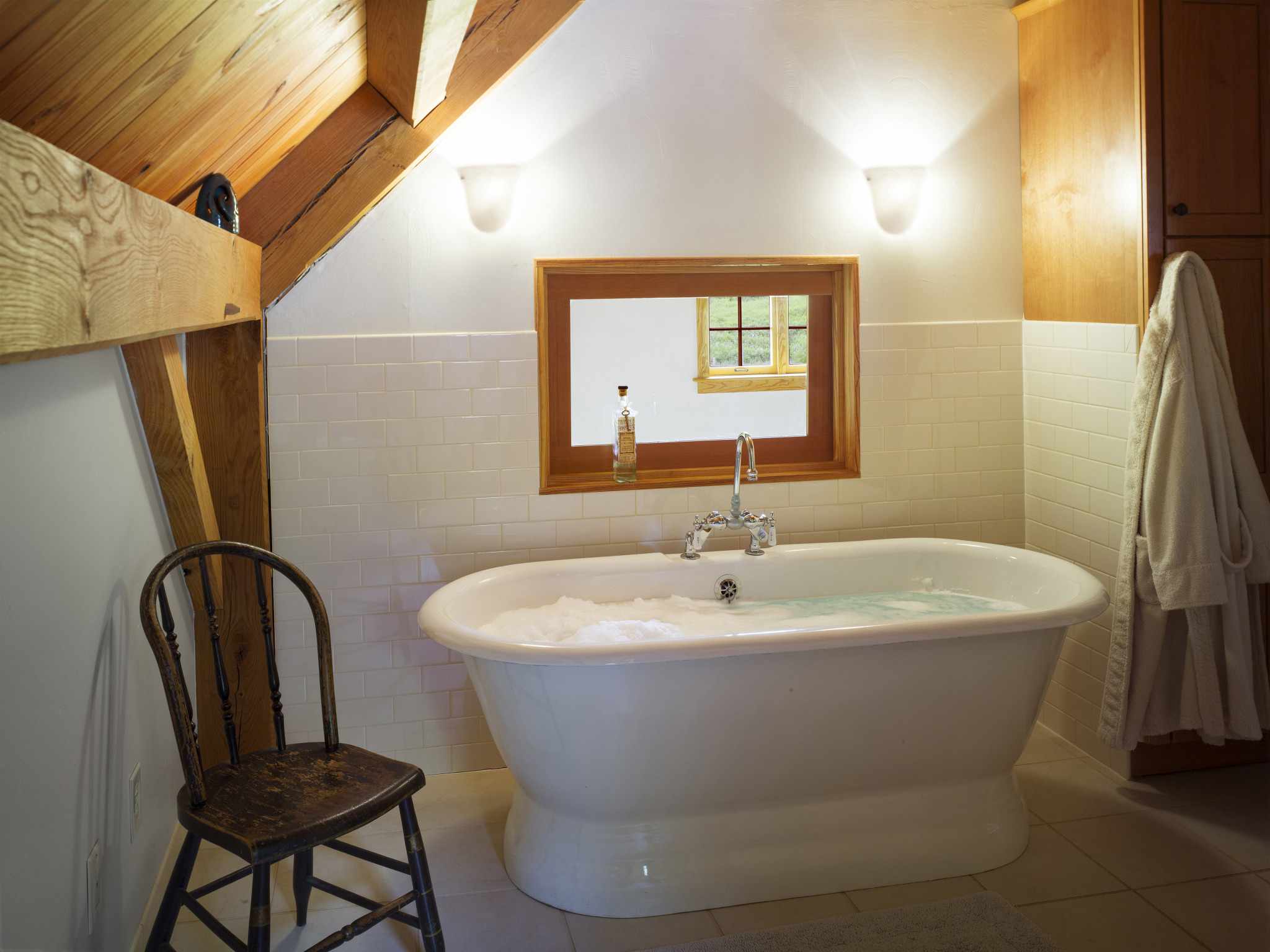 浴室配有小椅子和窗户