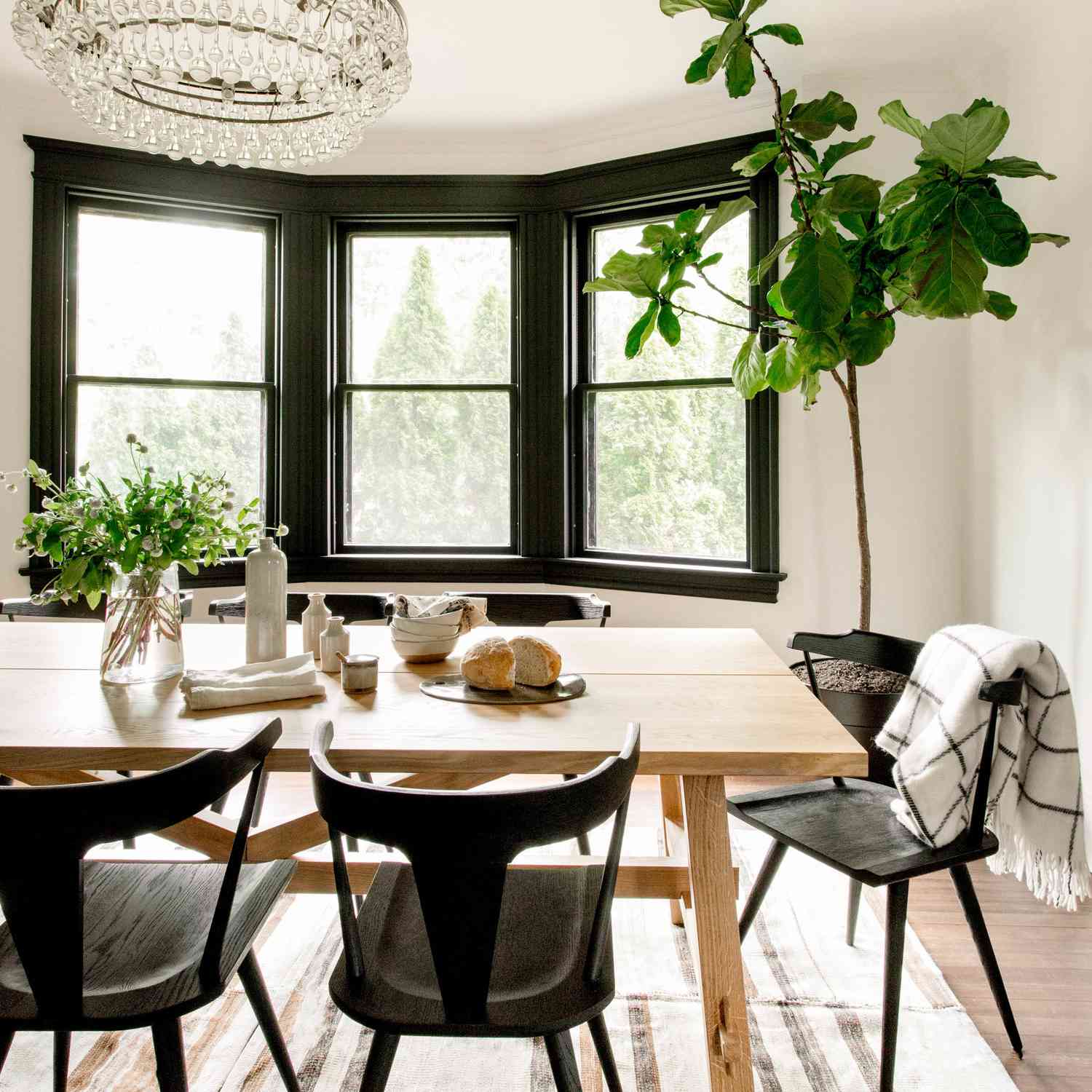 带乡村风格家具和魅力枝形吊灯的餐厅