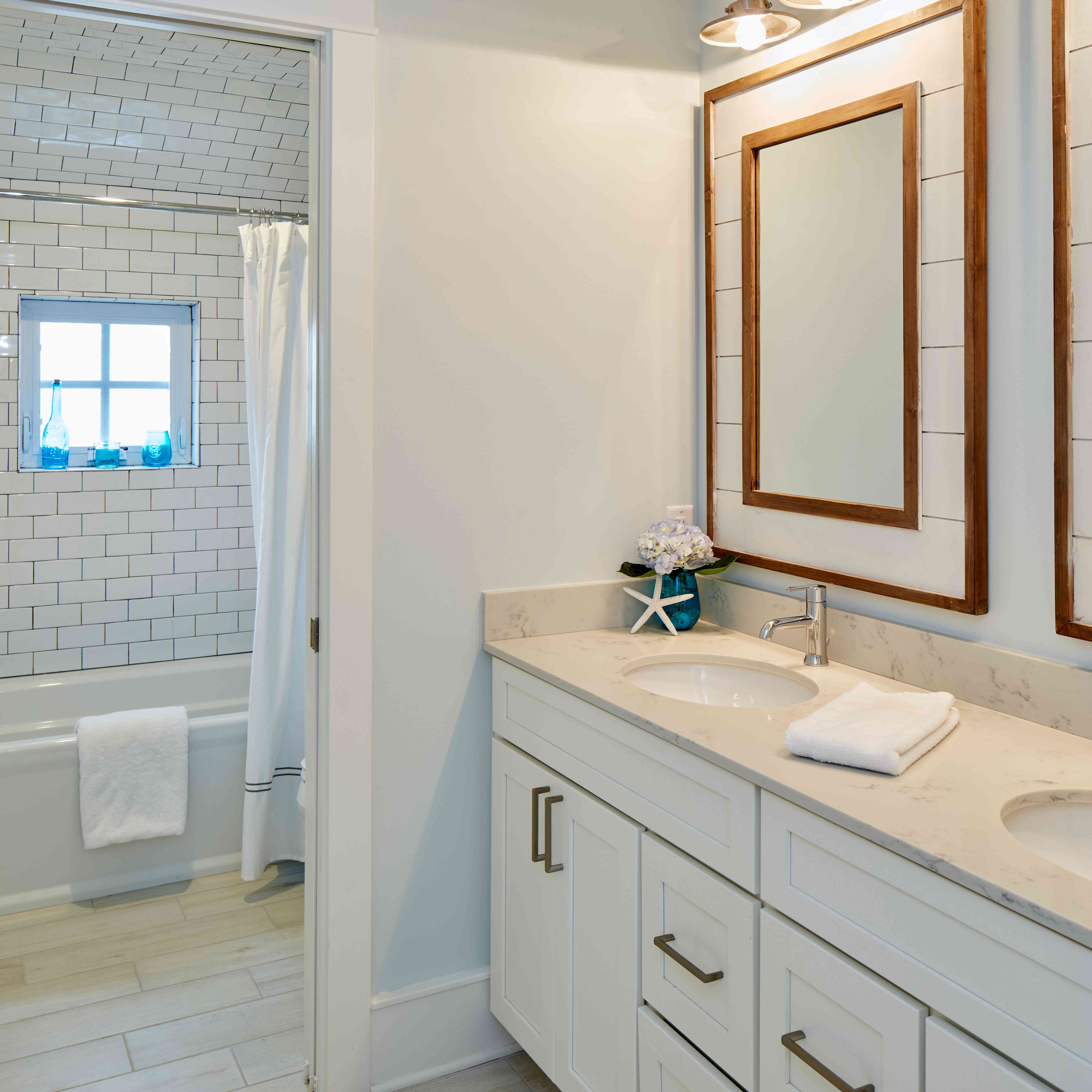 浴室配有Topsail Aqua Paint