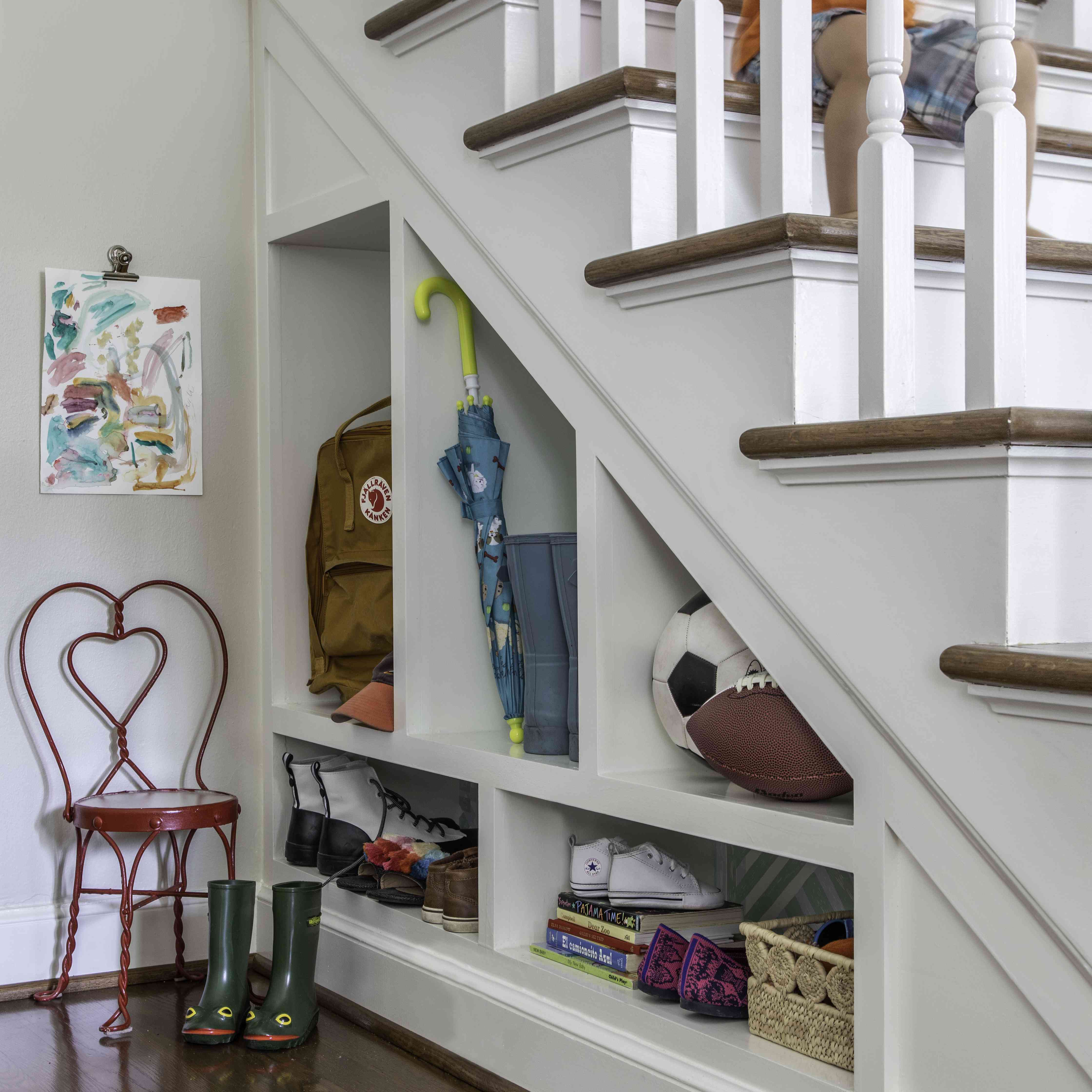 白色楼梯下的小房间。