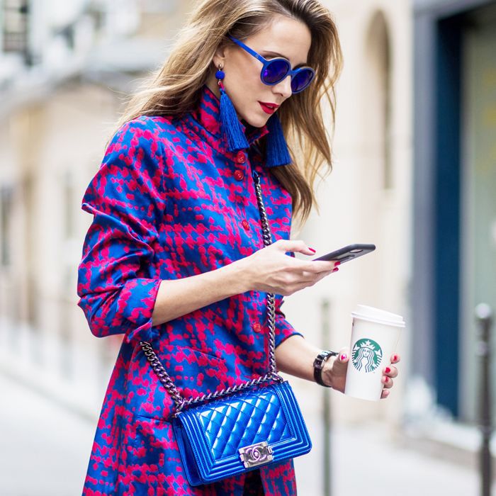 过马路时看手机的女人