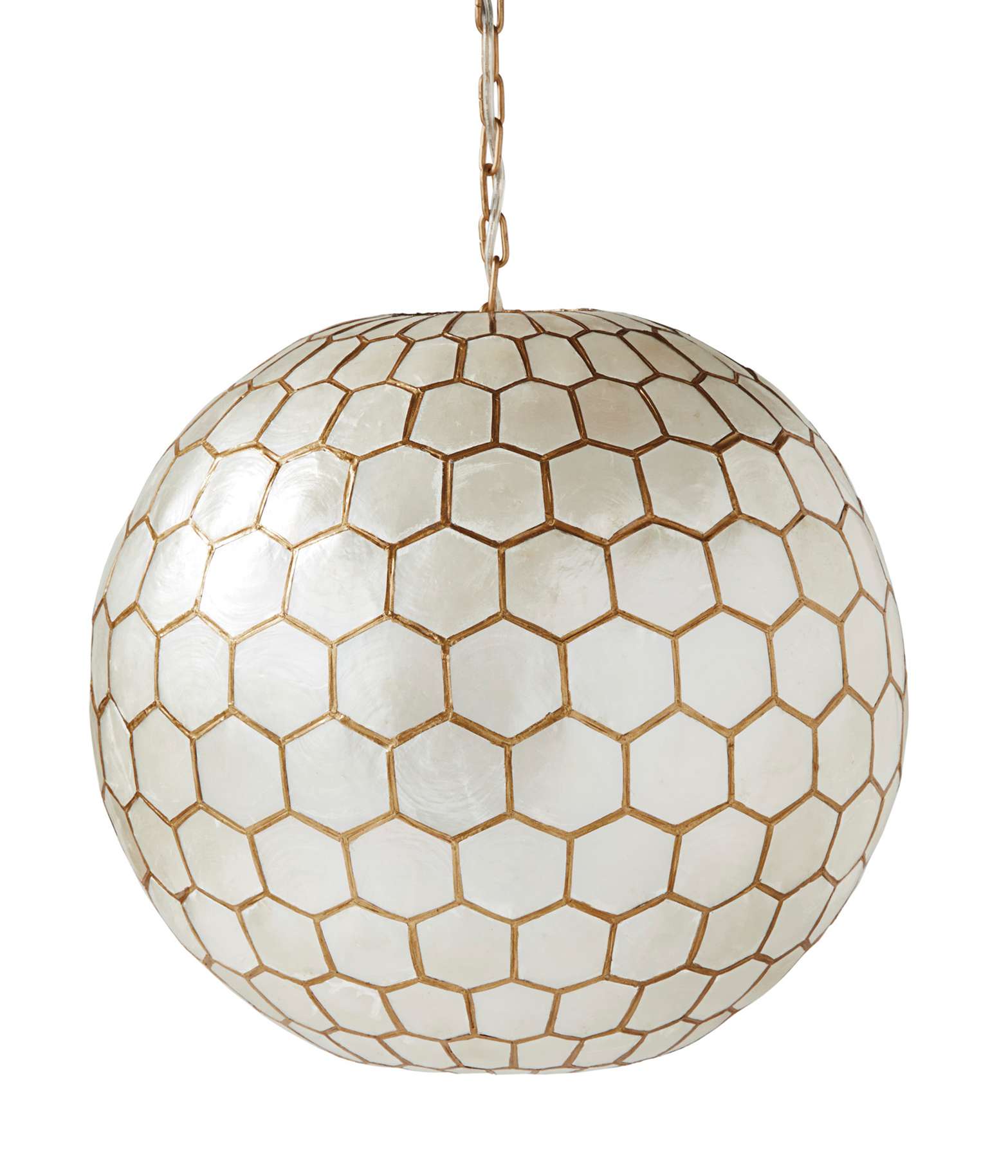 一个蜂窝状的象牙吊灯，现在正在Serena & Lily出售