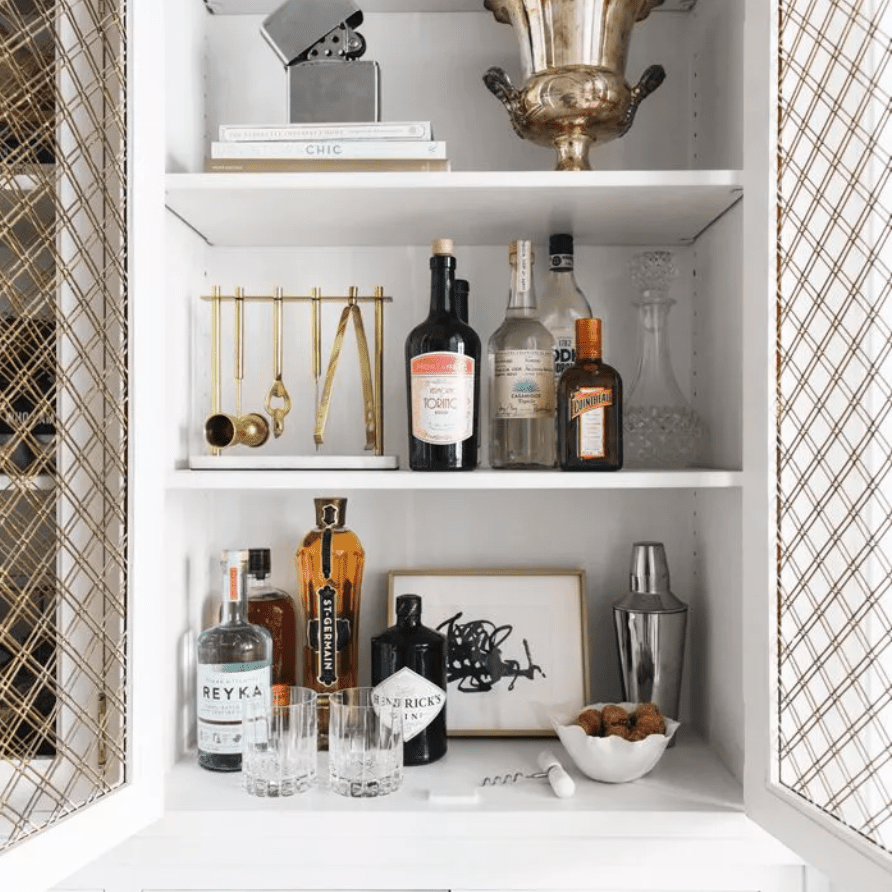 货架成为在客厅家庭酒吧