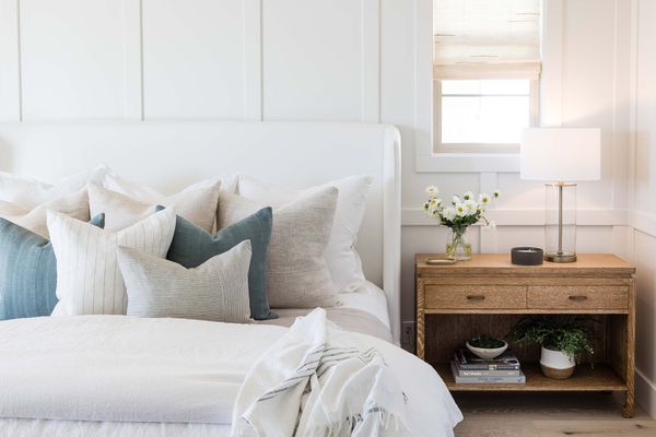 床上有很多抱枕。