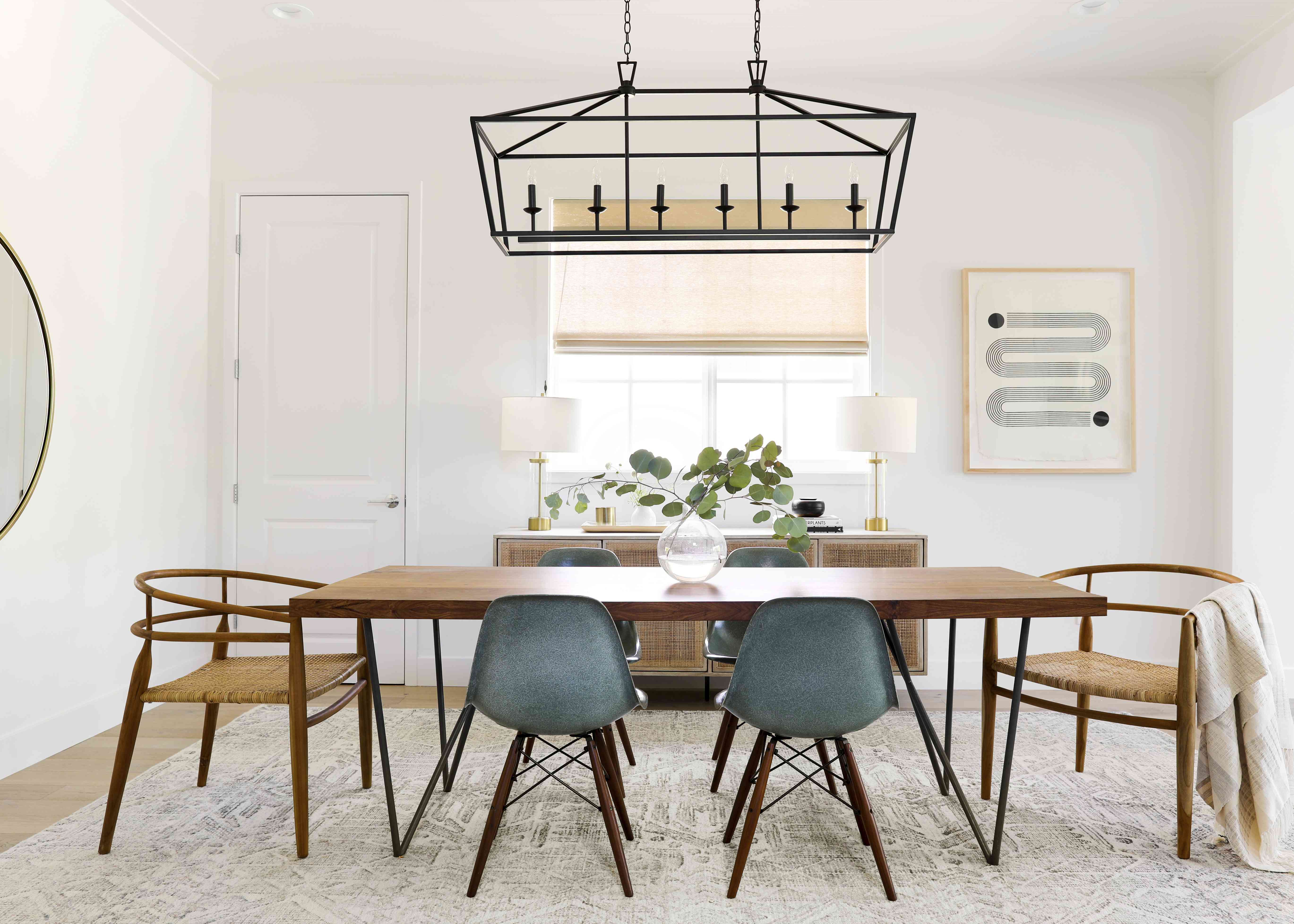 有伊姆斯椅的餐厅