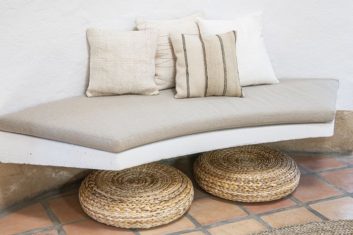 超级土坯房子里的内置长凳