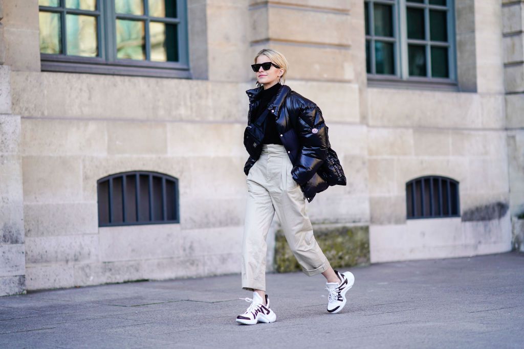 一个女人迈着轻快的步子走了进来。