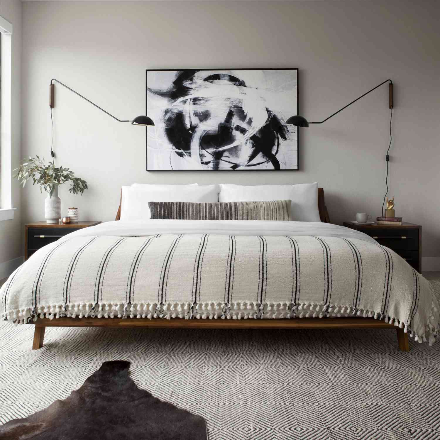 一个现代卧室，拥有两个巨大的现代秋千 - 手臂筒