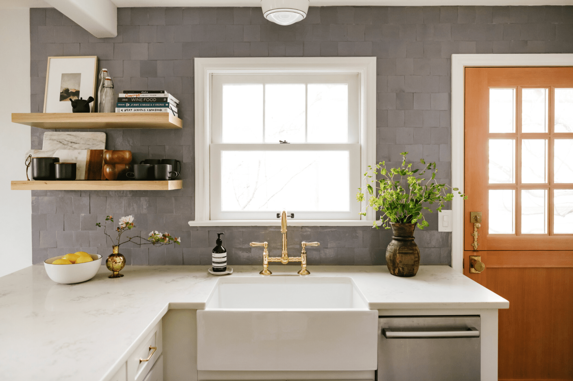 厨房背板内衬紫红色瓷砖