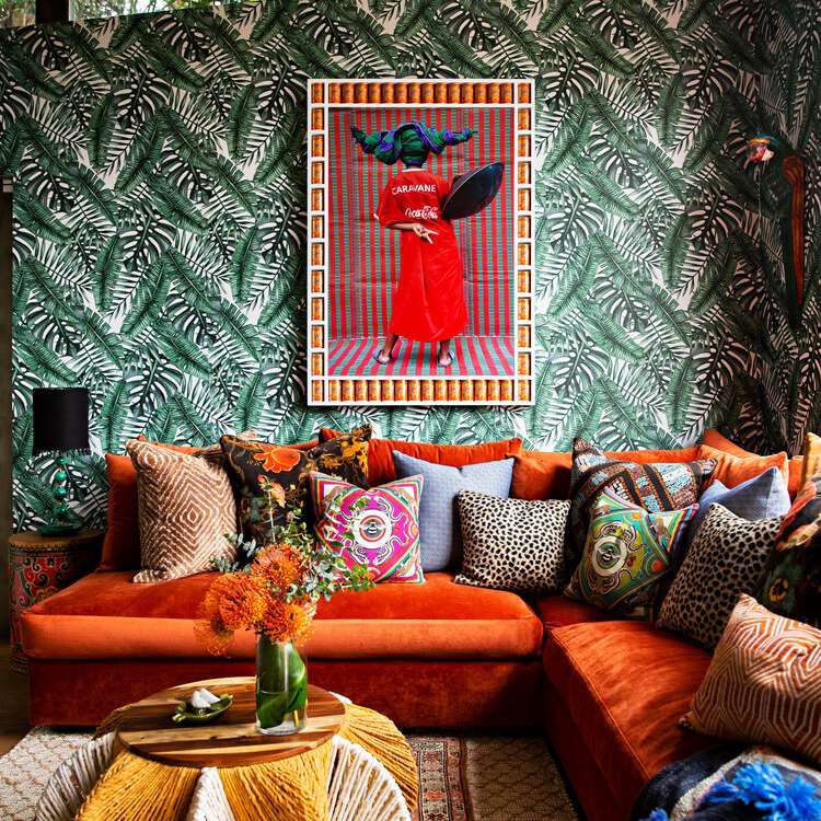 折中风格的卧室，印有壁纸和豹纹枕头。