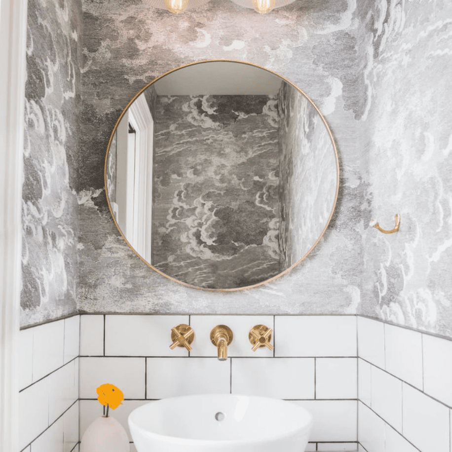 一间有黑白墙纸的化妆室