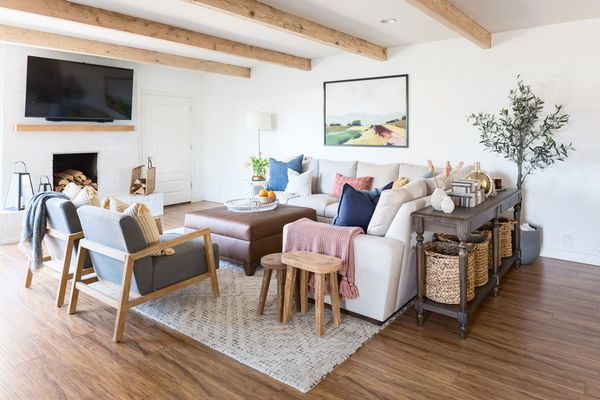 明亮而通风的客厅，配有大面积的地毯。