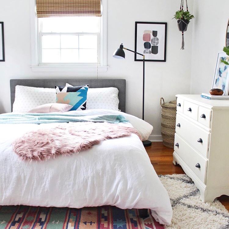 一间带薰衣草扔枕，扔毯子和艺术品的卧室
