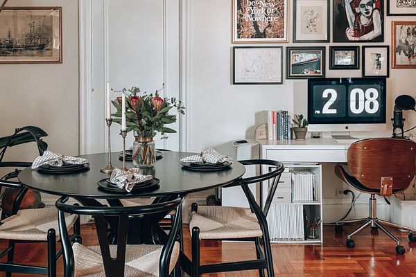 时髦的餐厅角落与叉骨椅。