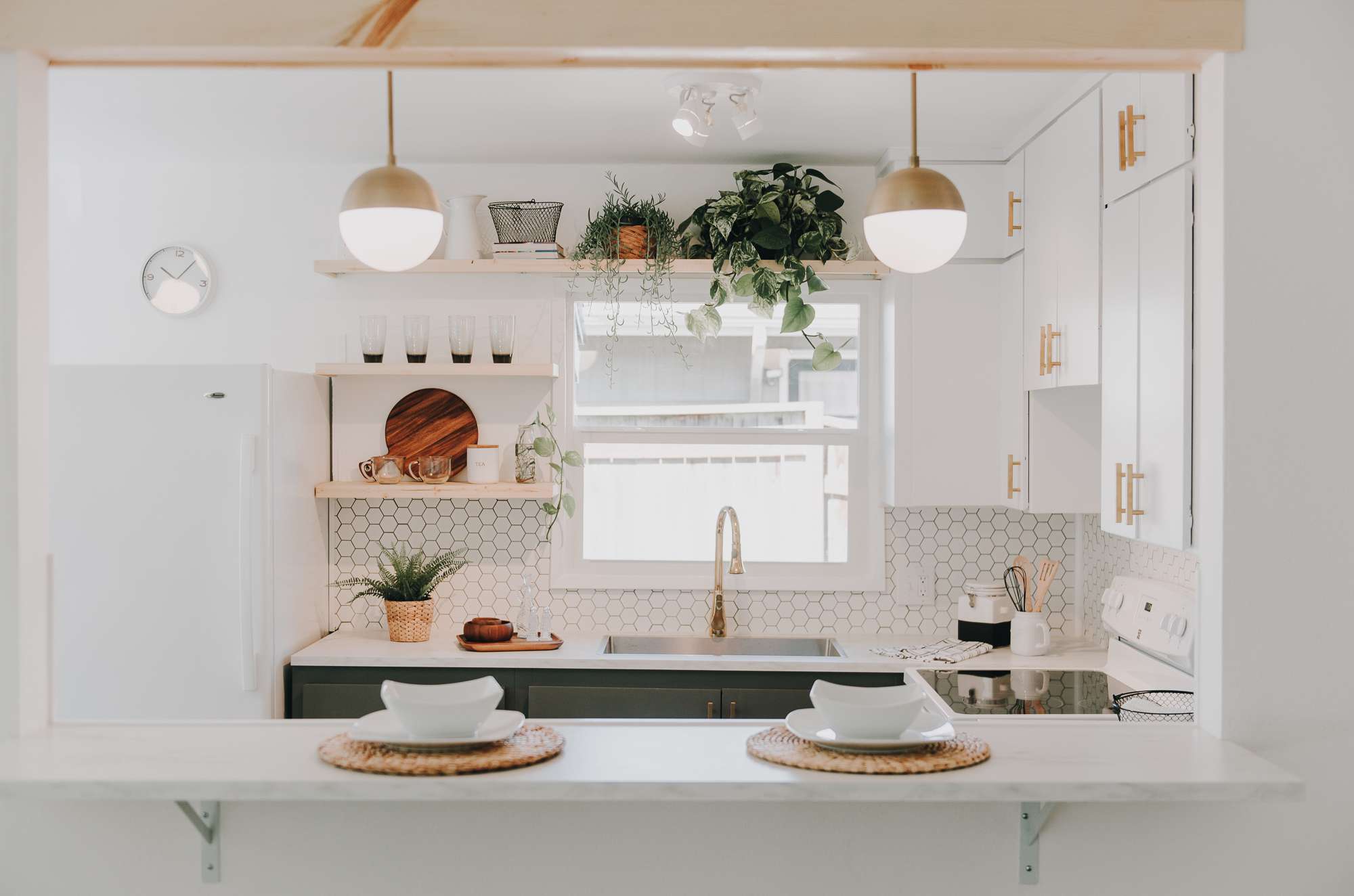 白色厨房与绿色降低