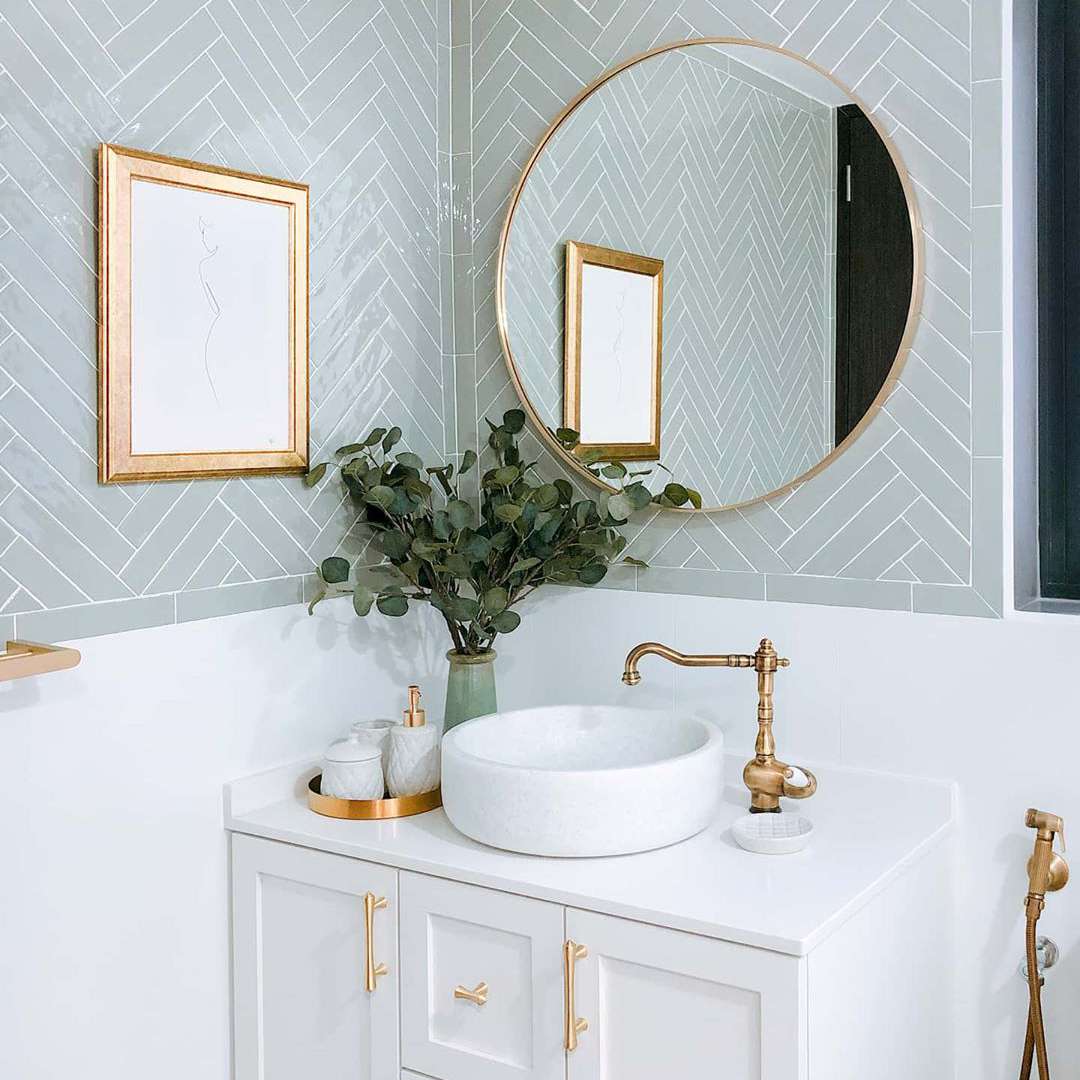 漂亮的浴室，白色的水池。