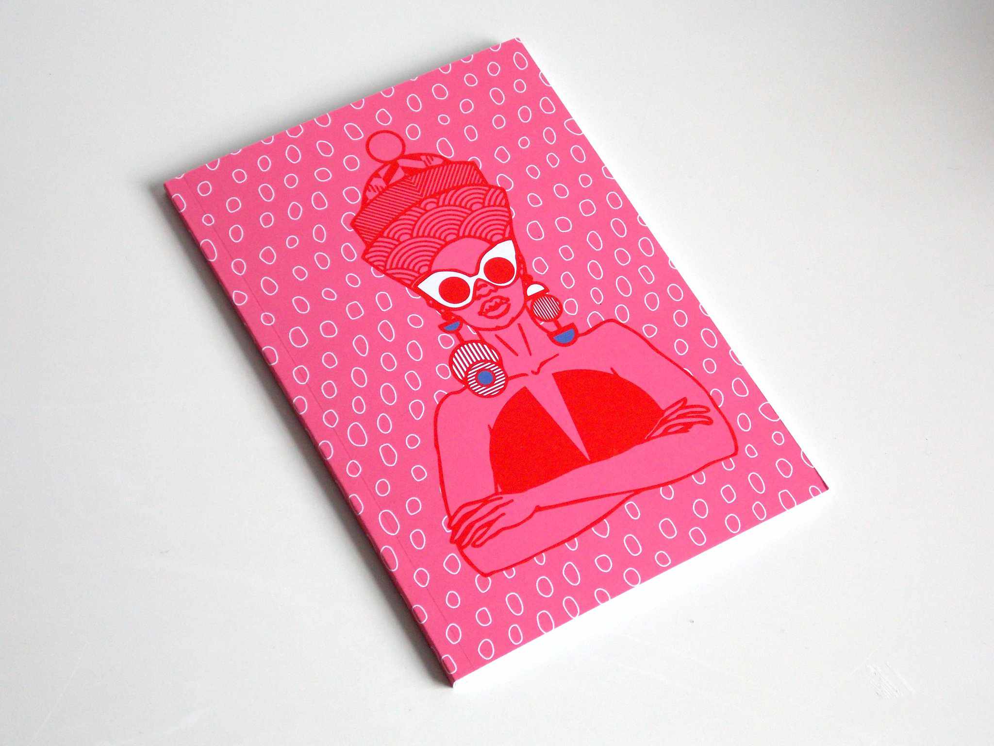 笔记本采用了黑色的女人在封面上。