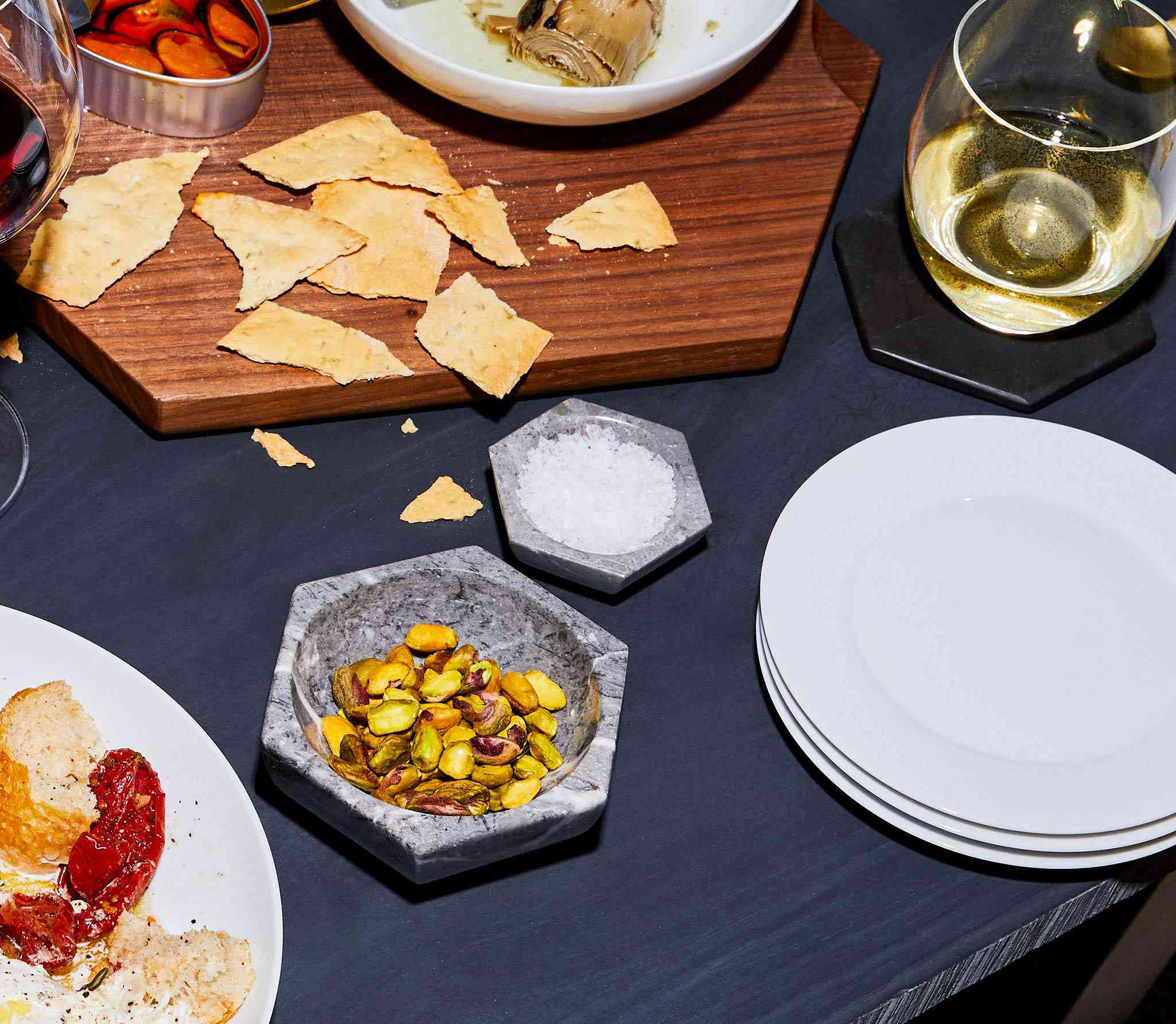 餐具和粗陶器。