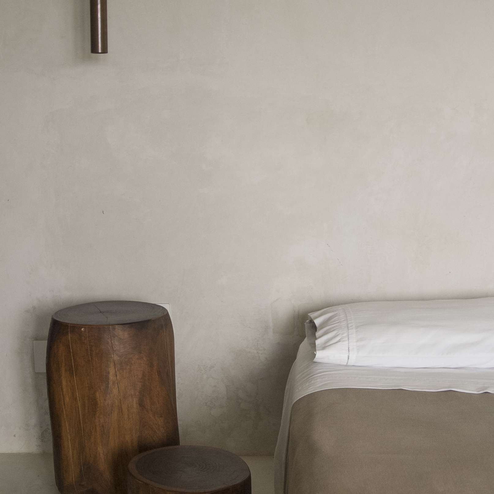 高角度的床和木制座椅在家里的地板上