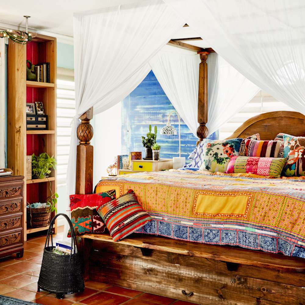 一间带有白色亚麻顶篷的极简主义卧室