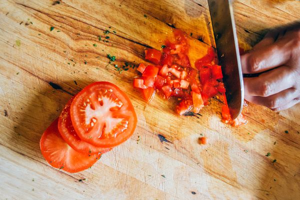 在木切板的切成小块的蕃茄