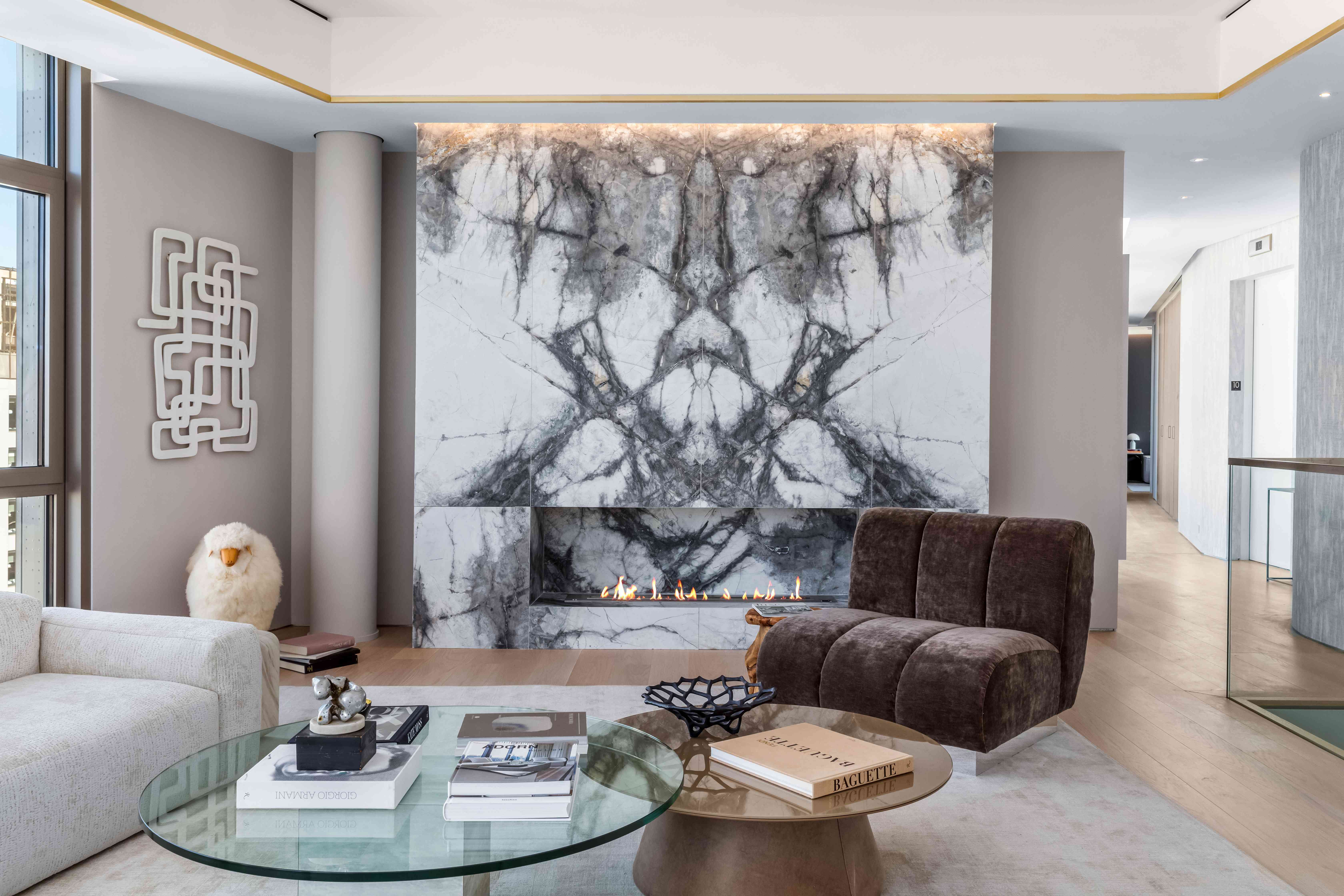 公寓客厅和壁炉