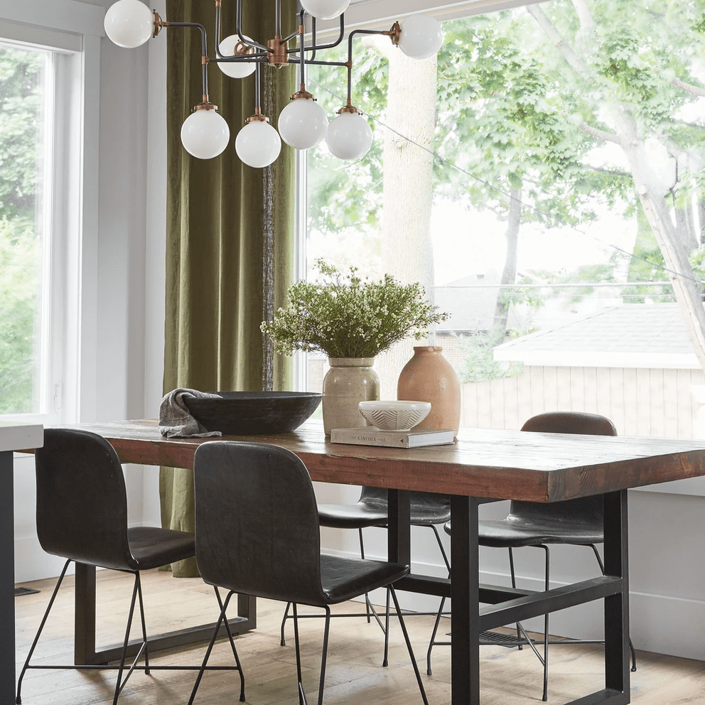 配有醒目照明设备的现代餐厅