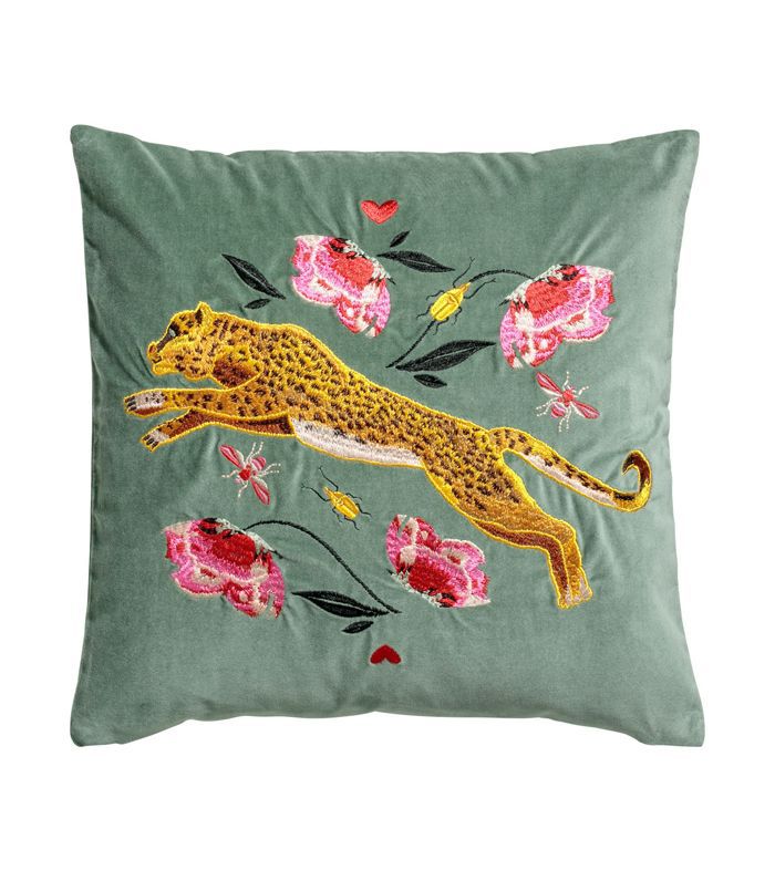 绣花靠垫”class=