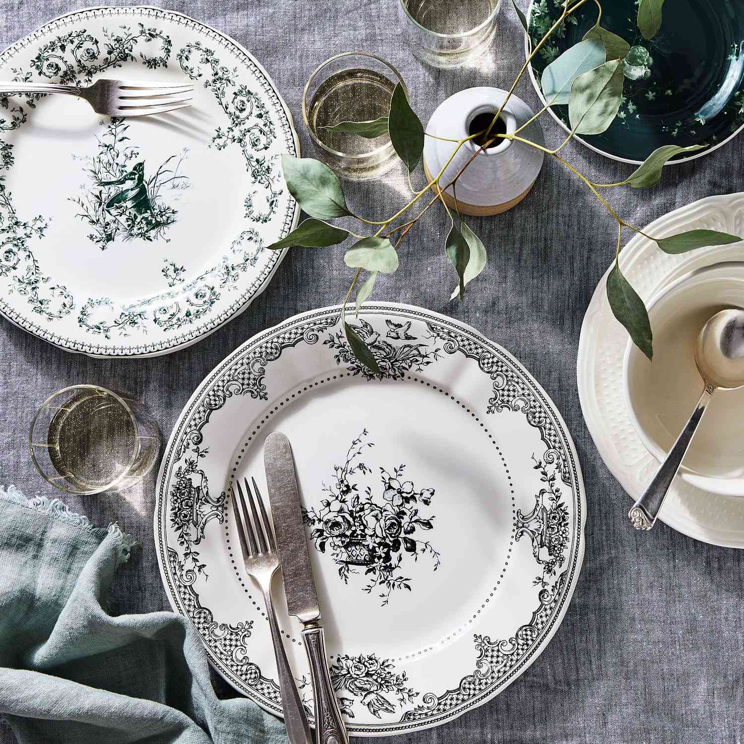 给Les Dé pareilles Vintage-Inspired French Dinnerware