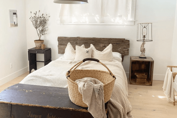 带有古色古香床架的乡村农舍卧室