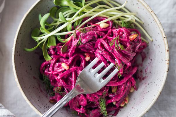 甜菜面条酸奶和莳萝