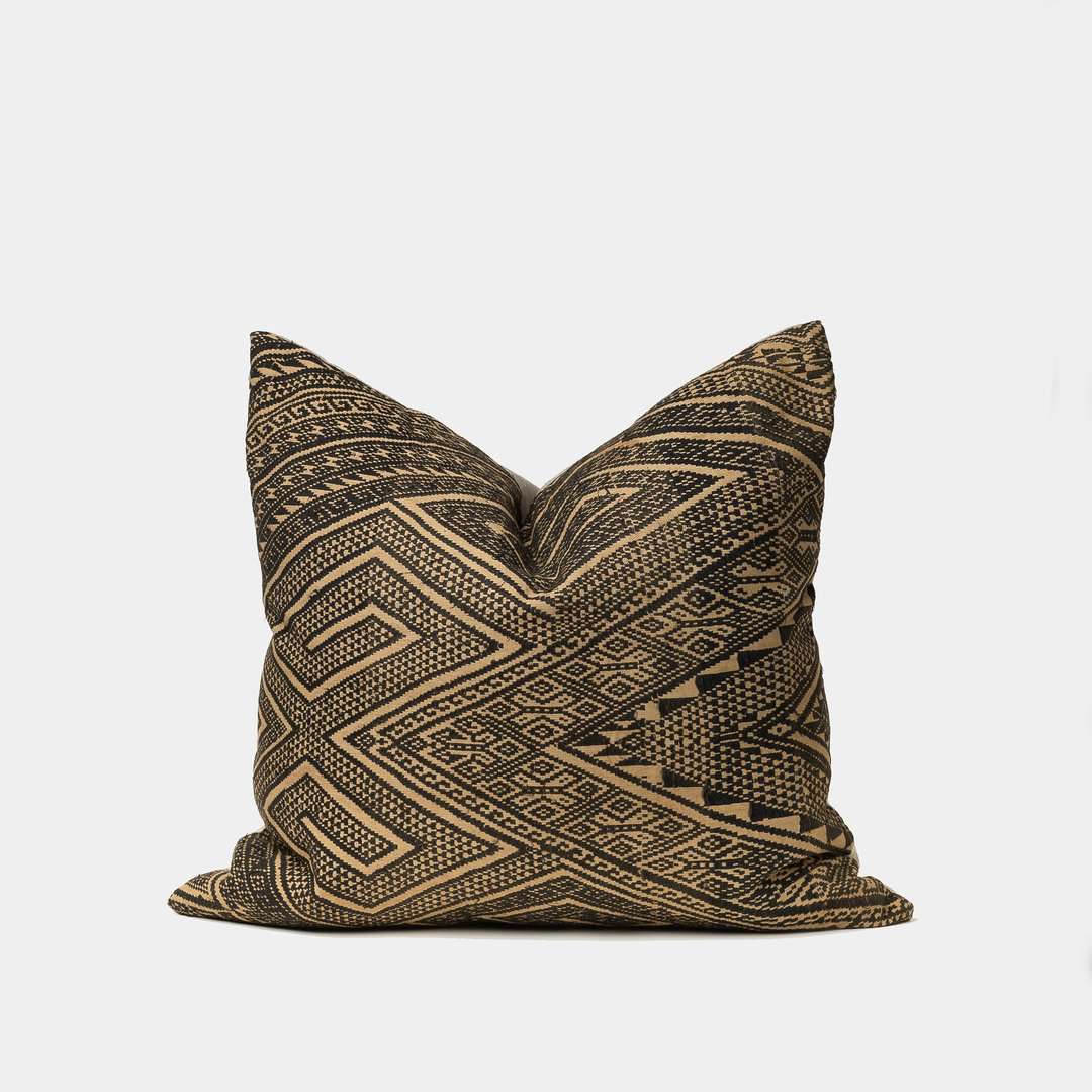 甲掷枕头用黑色和褐色编织纺织品前。