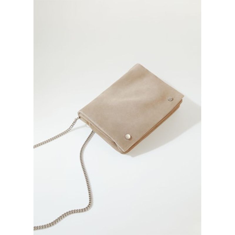 一种皮革翻盖斜挎包带链条背带。