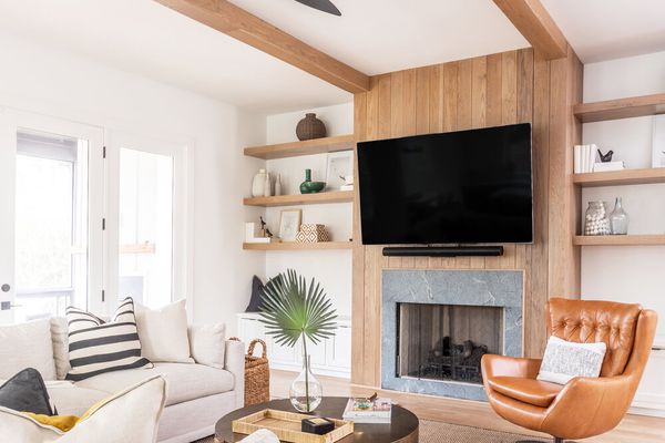 带棕褐色皮革扶手椅的中性客厅。