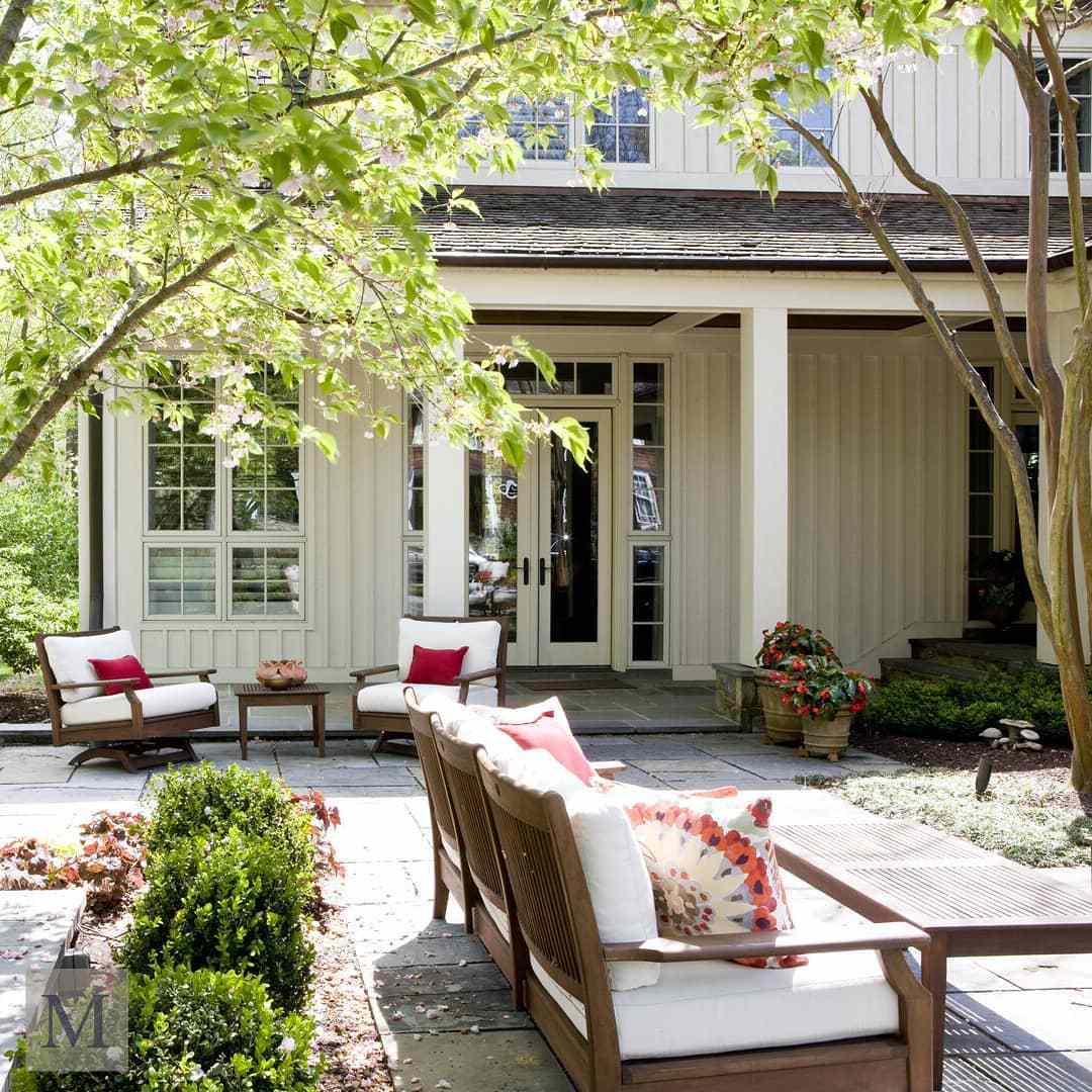 与桃红色枕头的室外空间