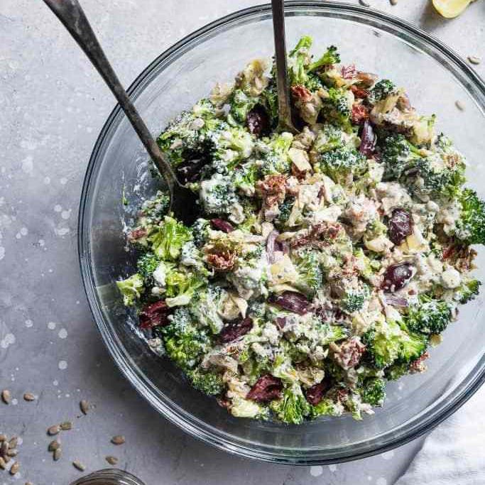 地中海低碳水化合物西兰花沙拉