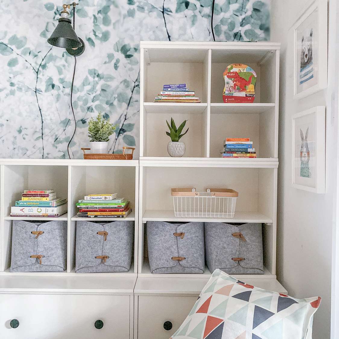 在拍摄花卉墙纸的游戏室。