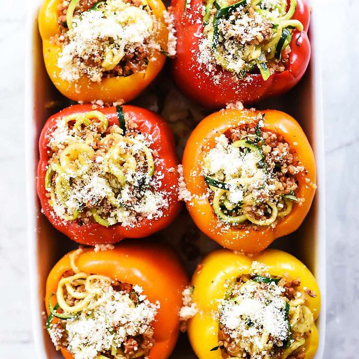 螺旋西葫芦，藜麦，火鸡香肠填充辣椒